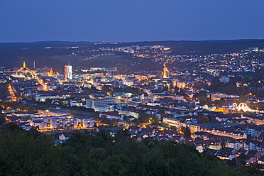 Deutschland, Baden Württemberg, Blick auf die Stadt in der Abenddämmerung - WDF001129