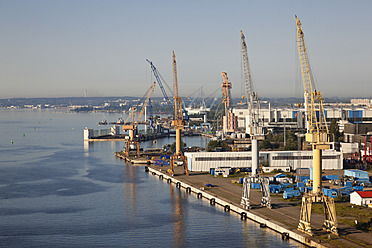 Deutschland, Rostock, Blick auf den Hafen - MSF002598