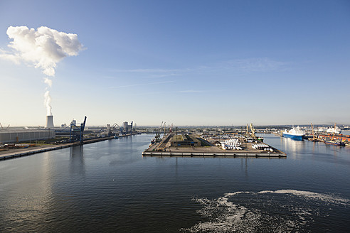 Deutschland, Rostock, Blick auf Hafen und Kraftwerk - MSF002599