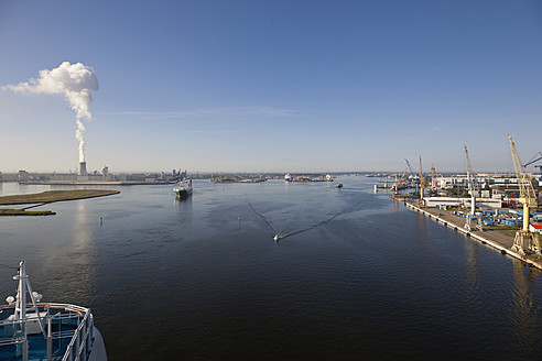 Deutschland, Rostock, Blick auf Hafen und Kraftwerk - MSF002602