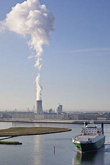 Deutschland, Rostock, Blick auf ein Schiff mit Hafen und Kraftwerk im Hintergrund - MSF002603