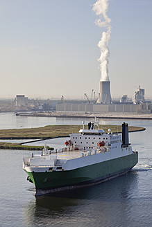 Deutschland, Rostock, Blick auf ein Schiff mit Hafen und Kraftwerk im Hintergrund - MSF002604