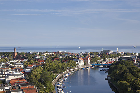 Deutschland, Rostock, Blick auf den Hafen mit Warnow - MSF002607
