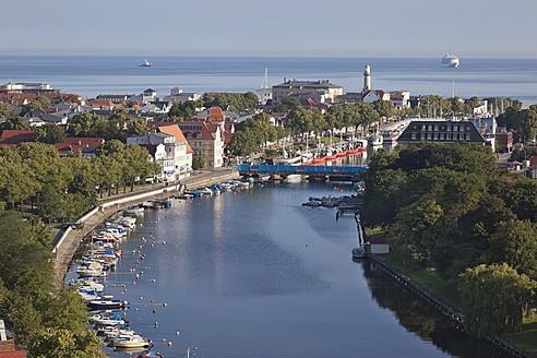 Deutschland, Rostock, Blick auf den Hafen mit Warnow - MSF002609