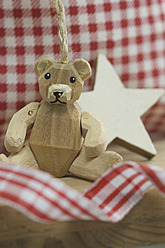 Weihnachtsdekoration mit Stern und Holz-Teddybär, Nahaufnahme - ASF004496
