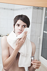 Junger Mann beim Rasieren im Badezimmer - MAEF004230