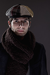 Junger Mann mit Kopftuch und Mütze, Porträt - MAEF004277