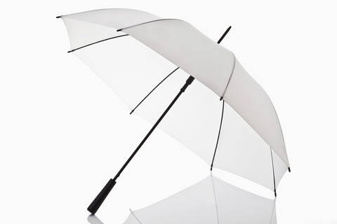 Regenschirm auf weißem Hintergrund, lizenzfreies Stockfoto