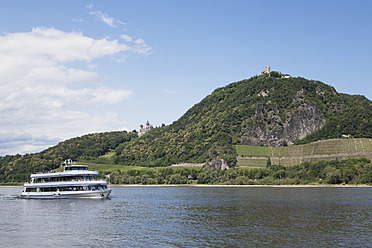Europa, Deutschland, Nordrhein-Westfalen, Blick auf ein Ausflugsboot auf dem Rhein und eine Burg im Hintergrund - GWF001675