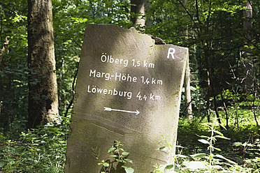 Europa, Deutschland, Nordrhein-Westfalen, Blick auf Wanderwegschild im Naturpark - GWF001674