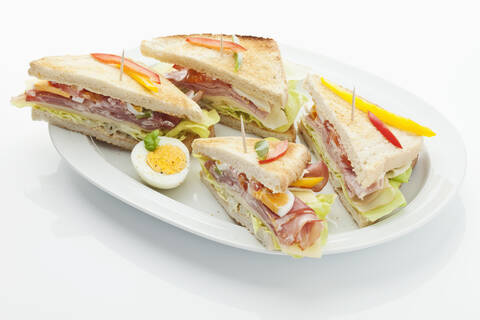 Sandwich in Teller auf weißem Hintergrund, lizenzfreies Stockfoto