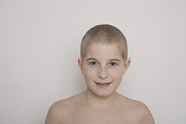 Teenage Boy smiling, portrait - TCF002184