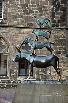 Deutschland, Bremen, Ansicht der Stadtmusikanten mit Rathaus - MSF002622