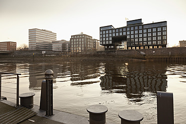 Deutschland, Bremen, Ansicht der Seebrücke mit Gebäuden im Hintergrund - MSF002617