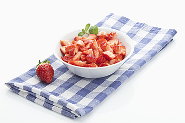 Erdbeeren in Schale auf Handtuch - MAEF004152