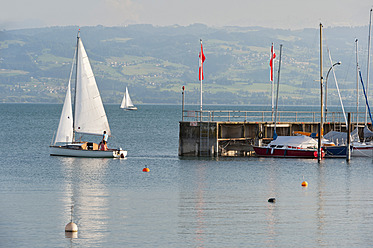 Deutschland, Wasserburg, Blick auf Segelboote am Steg - SH000655