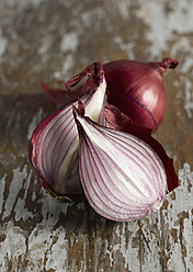 Shallot on wood, close up - KSWF000791