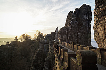 Deutschland, Sachsen, Blick auf den Nationalpark Sächsische Schweiz bei Sonnenuntergang - FOF003793