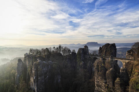 Deutschland, Sachsen, Blick auf den Nationalpark Sächsische Schweiz bei Sonnenuntergang, lizenzfreies Stockfoto