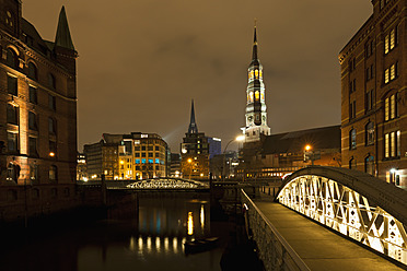 Deutschland, Hamburg, Blick auf Katharinenkirche und Speicherstadt bei Nacht - FO003801