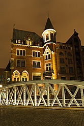 Deutschland, Hamburg, Blick auf die Speicherstadt bei Nacht - FO003803