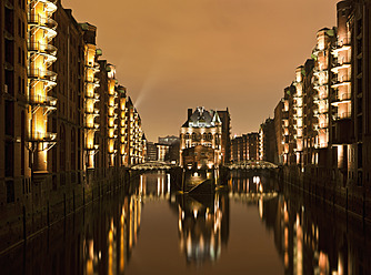 Deutschland, Hamburg, Blick auf die Speicherstadt mit Elbe bei Nacht - FO003804