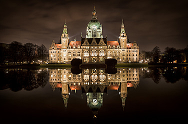 Deutschland, Hannover, Ansicht des Neuen Rathauses mit Teich bei Nacht - FO003806
