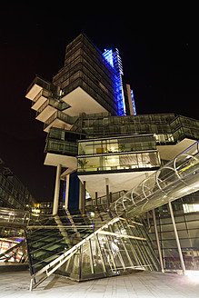 Deutschland, Hannover, Blick auf die Norddeutsche Landesbank bei Nacht - FO003809