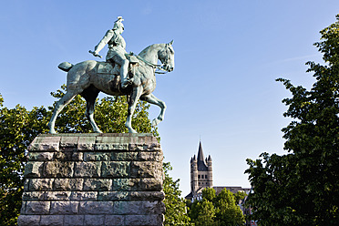 Deutschland, Köln, Ansicht einer Statue mit Kirche im Hintergrund - FOF003816