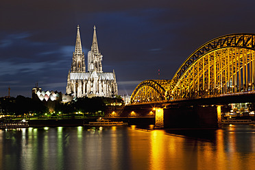 Deutschland, Köln, Blick auf den Kölner Dom und die Hohenzollernbrücke mit Rhein - FOF003821