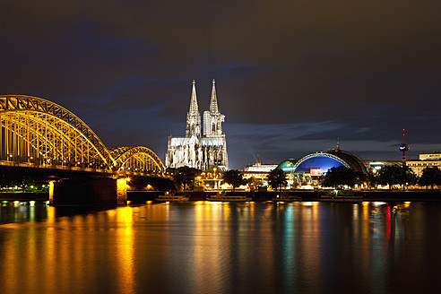 Deutschland, Köln, Blick auf den Kölner Dom und die Hohenzollernbrücke mit Rhein - FOF003822