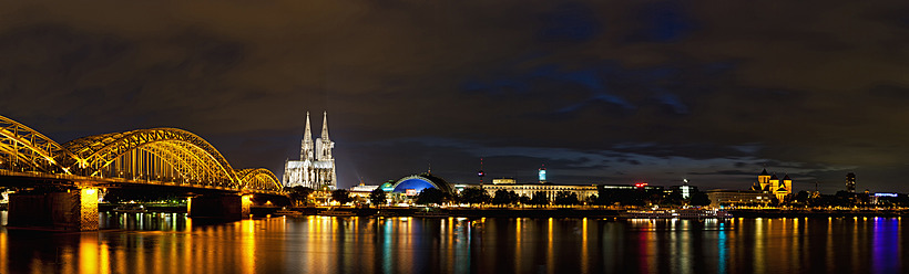 Deutschland, Köln, Blick auf den Kölner Dom und die Hohenzollernbrücke mit Rhein - FOF003870