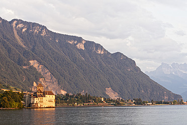 Schweiz, Blick auf das Chateau de Chillon - FOF003830