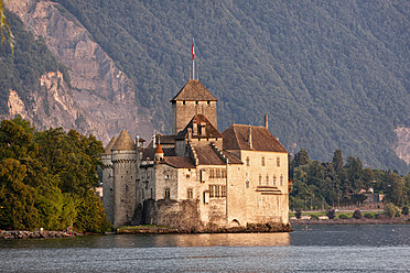 Schweiz, Blick auf das Chateau de Chillon - FOF003832