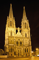 Deutschland, Bayern, Regensburg, Blick auf den Regensburger Dom bei Nacht - FOF003839