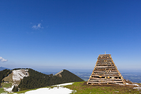 Deutschland, Bayern, Holzstapel für Osterfeuer auf Berg - FOF003846