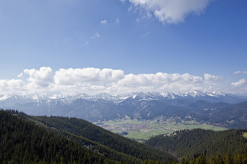 Deutschland, Bayern, Blick auf Bergketten - FOF003849
