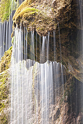 Deutschland, Bayern, Saulgrub, Blick auf Wasserfall - FOF003851