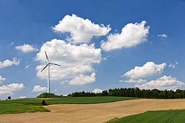 Deutschland, Bayern, Blick auf eine Windkraftanlage im Feld - FOF003863
