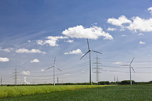Deutschland, Bayern, Blick auf Windkraftanlage und Strommast - FOF003866