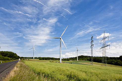 Deutschland, Bayern, Blick auf Windkraftanlage und Strommast - FOF003867