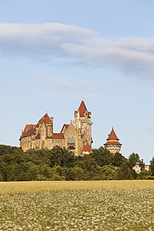 Österreich, Niederösterreich, Weinviertel, Blick auf die Burg Kreuzenstein - SIEF002211