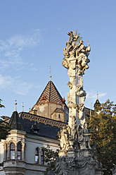 Austria, Lower Austria, Weinviertel, Korneuburg, View of trinity column at town hall - SIE002213