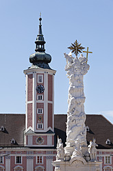 Österreich, Niederösterreich, Mostviertel, St. Pölten, Ansicht der Dreifaltigkeitssäule am Rathaus - SIE002220