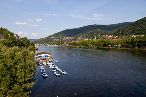 Deutschland, Baden Württemberg, Heidelberg, Blick auf Bootsverleih am Neckar, lizenzfreies Stockfoto