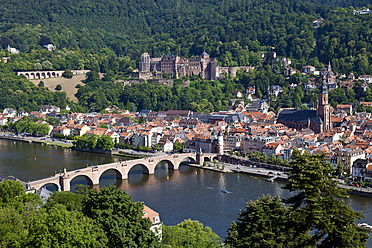 Deutschland, Baden Württemberg, Heidelberg, Blick auf Schloss und Altstadt von Heidelberg mit Neckar - CSF015719