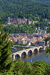 Deutschland, Baden Württemberg, Heidelberg, Blick auf Schloss und Altstadt von Heidelberg mit Neckar - CSF015720