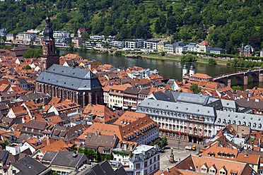 Deutschland, Baden Württemberg, Heidelberg, Blick auf Altstadt und Heiliggeistkirche mit Neckar - CSF015727
