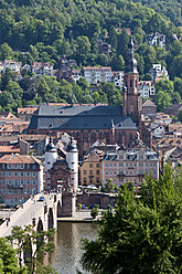 Deutschland, Baden Württemberg, Heidelberg, Blick auf alte Brücke und Heiliggeistkirche - CSF015731