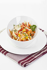 Salat in Schüssel mit Teller auf Serviette - MAEF004303